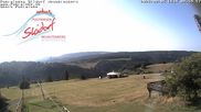 Archiviertes Webcam Bild: Neuastenberg: Obere Postwiese - Piste, Lift und Schirmbar am 05.08.2026 um 10:54 Uhr