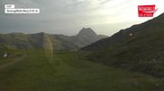 Archiviertes Webcam Bild: Wildkogel-Arena: Bergstation der Smaragdbahn am 01.08.2026 um 07:14 Uhr