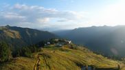 Archiviertes Webcam Bild: Riesneralm: Panorama Skigebiet und Skihütte Hochsitz am 26.08.2026 um 07:13 Uhr