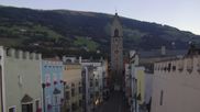 Archiviertes Webcam Bild: Sterzing in Südtirol: Stadtplatz mit Zwölferturm am 12.07.2026 um 06:00 Uhr