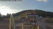 Archiviertes Webcam Bild: Seibelseckle: Rasthütte und Blick auf die Piste am 26.08.2026 um 07:54 Uhr