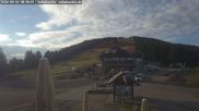 Archiviertes Webcam Bild: Seibelseckle: Rasthütte und Blick auf die Piste am 26.08.2026 um 08:54 Uhr