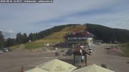 Archiviertes Webcam Bild: Seibelseckle: Rasthütte und Blick auf die Piste am 26.08.2026 um 16:54 Uhr