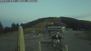 Archiviertes Webcam Bild: Seibelseckle: Rasthütte und Blick auf die Piste am 26.08.2026 um 20:13 Uhr