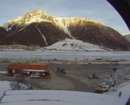 Schöneben: Talstation der Bergbahn mit Blick auf Reschensee und Dorf Reschen