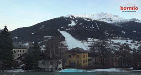Bormio: Blick von der Therme aufs Skigebiet