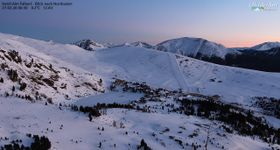 Heidi Alm: Blick auf Dorf und Falkertsee