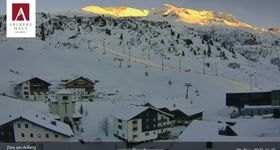 Hotel Arlberghaus in Zürs mit Blick auf den Weltcuphang