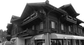 beim Bahnhof Gstaad