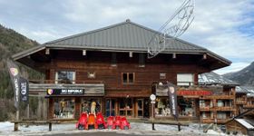 Ski Republic Centre Station Roc d'Enfer Sports