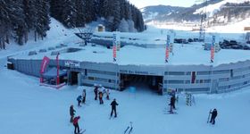 Talstation der roten 8er Gondel / Tourenski Testcenter