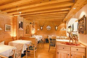 Cosy Tirolian stube for dinner