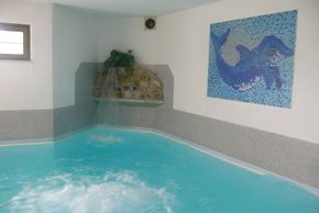 Pool with jet counter current system, floor jets and neck jets