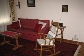 Wohnzimmer mit Sofa...