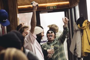 Die Après-Ski Hütte im Montafon mit täglichem DJ ab 14:00 Uhr und ausgelassener Stimmung