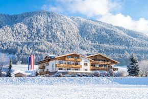 Der winterliche 4*-Schörhof von außen