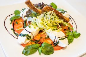 Köstlichkeiten aus eigener Jagd, Landwirtschaft und Fischerei im Schörhof-Restaurant - ausgezeichnet mit dem AMA-Gastrosiegel.