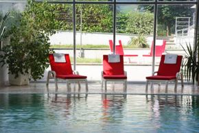 Schwimmbad mit Liegewiese