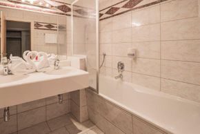 Hotel Hochfilzer Ellmau am Wilden Kaiser Tirol Beispielbad Doppelzimmer Standard