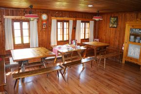 Die Küche ist groß und geräumig