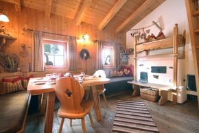 Wohnraum mit Kachelofen