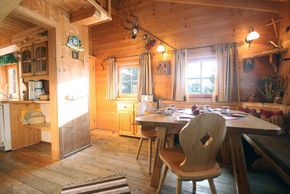 Wohnraum mit Esstisch