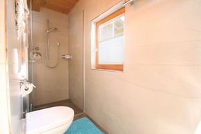 Badezimmer mit Dusche