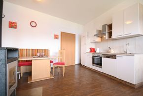 Wohnküche mit Sitzecke und Ofen