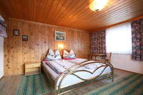 Schlafzimmer mit Doppelbett