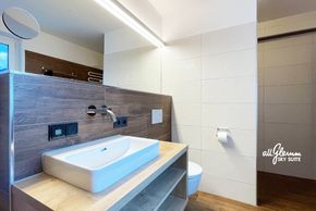 Duschbad mit Waschmaschine und Trockner