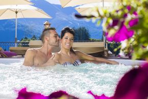 Outdoor-Whirlpool im Sommer