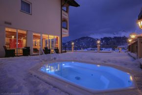 Outdoor-Whirlpool @ night
