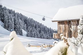 Direkt neben unserer Alm schweben die Gondeln