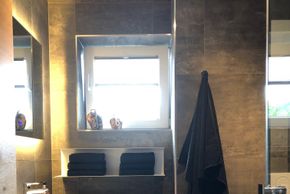 Erdgeschoss | Badezimmer mit Wasserfall Dusche