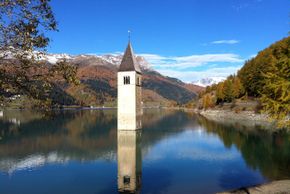 Der Kirchturm im See