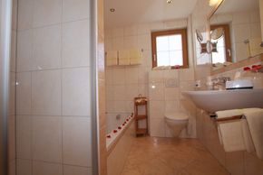 Apartment 4: DU/Bad/WC