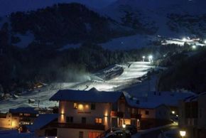 Appartement Dorfblick 1: Terrassenaussicht zum Skigebiet ;)