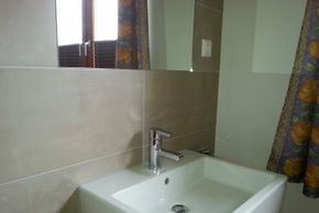 Waschbecken in 2 Schlafräumen