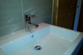 Waschbecken in zwei Schlafzimmern