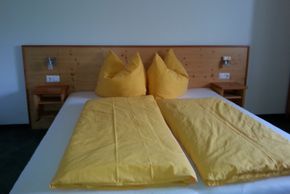 Doppelbettschlafzimmer mit Bettwäsche