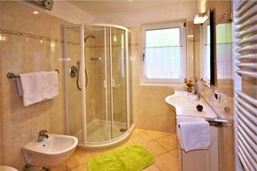 Bad mit Handtuchtrockner und Bodenheizung Dusche, Waschbecken, WC und Bidet