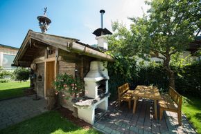 urige Gartenhuette mit Grillmoeglichkeit