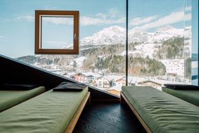 Ausblick in die Bergwelt im Ruheraum Steinbergkino