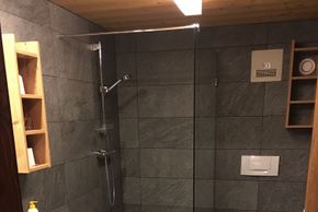 eines von 2 neuen Bädern mit Handtuchtrockner