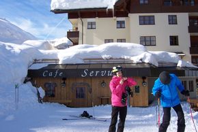 Cafe Servus an der Piste vor dem Haus Carinthia mit große Sonnenterrasse