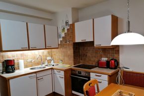 gemütliche Küche mit Toaster, Wasserkocher, Kaffeemaschine und Ceranfeld, Backofen