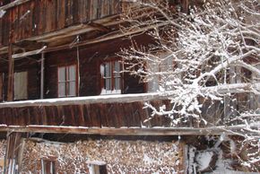 Das alte Bauerhaus im Schneesturm