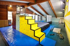 Die Indoorsporthalle THE CAGE bietet für große und kleine Kinder das perfekte Abenteuer.