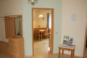 Blick vom Vorraum in Wohnküche