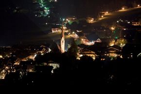Ausblick auf das Dorf Alpbach vom Bergwald aus